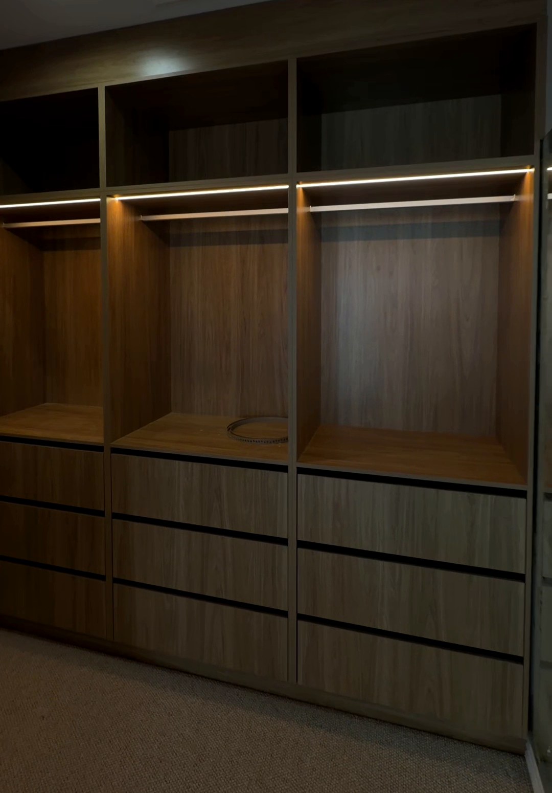 Walk-in robe LED